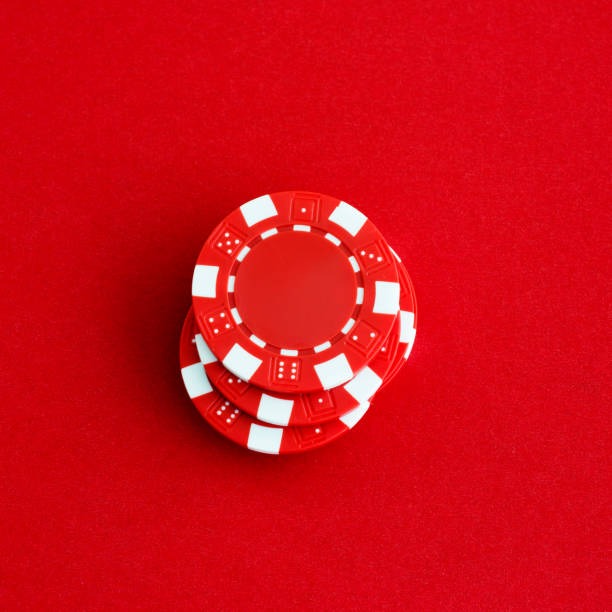 Mobile phone displaying Erek Erek prediction interface with live dealer feed and betting slip